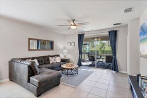 Ferienhaus, Mehrere Betten, Poolzugang, Poolblick (ELX25128) | Wohnbereich