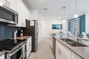 Private kitchen - Reading a Storey (Kissimmee)