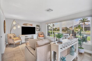 Hus - flere senge - adgang til pool - udsigt til pool (ECC2219) | Opholdsområde