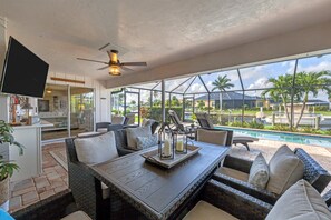 Hus - flere senge - adgang til pool - udsigt til pool (ECC2219) | Terrasse/gårdhave