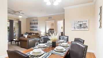 Hus, flere senger, spabadekar, byutsikt (TST1371-3103) | 2 soverom, individuelt dekorert, individuelt innredet og sengetøy