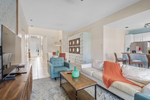 House, Multiple Beds, Pool Access, Pool View (BNC7774) | Living area