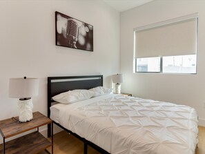 2 bedrooms, iron/ironing board, travel cot, free WiFi - Modern Luxe Retreat Two-Bedroom (Los Angeles)
