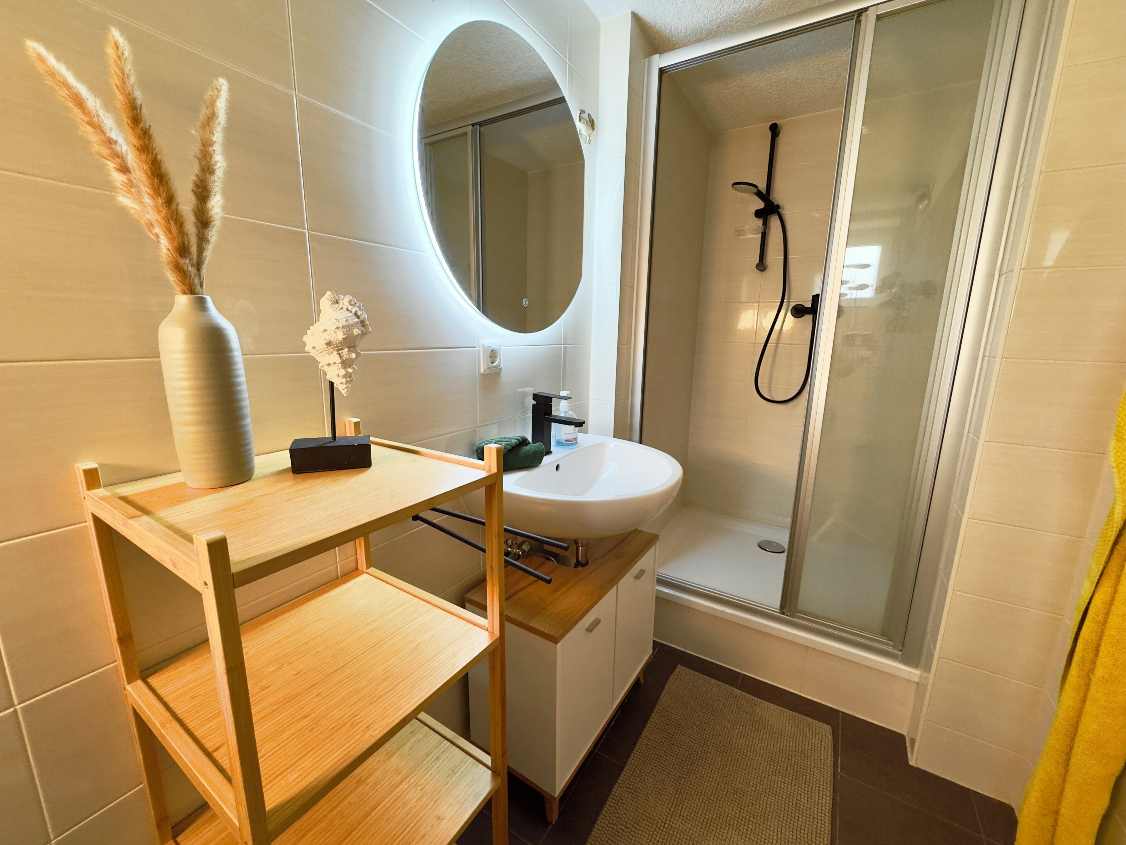 Chuveiro, secador de cabelo, toalhas de banho, sabonete