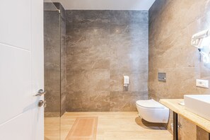 Douche, sèche-cheveux, serviettes fournies, savon