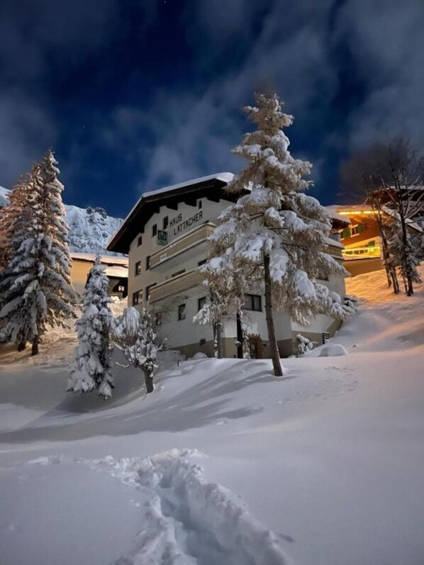 Front of property - Arlberg Motel (Klösterle am Arlberg)