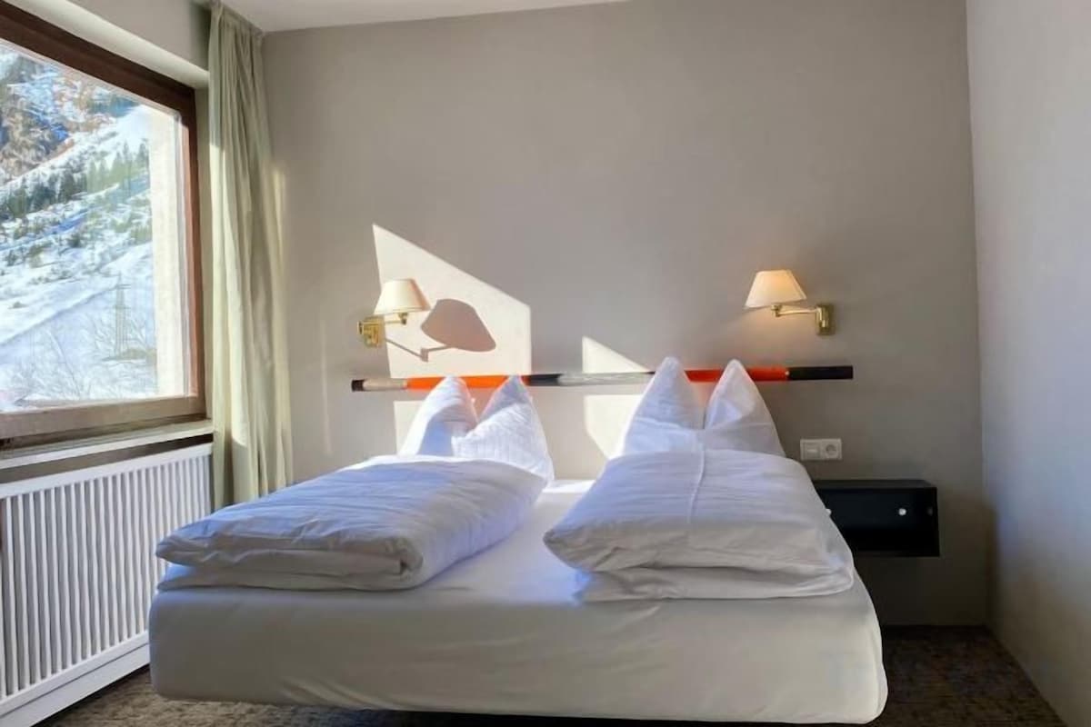 Minibar, laptop workspace, WiFi (free), bed sheets