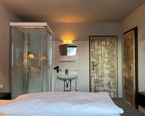 Standaard kamer, uitzicht op bergen | Badkamer | Gratis toiletartikelen, een haardroger, badjassen, handdoeken