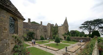 The Lakehouse Apartment by inspirestays-com - a home sleeping 2 guests in 1 bedroom