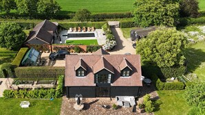 Ein geräumiges Haus mit großzügiger Terrasse, Garage und gepflegtem Garten.