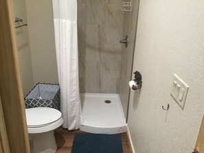 Dusj, hårføner, håndklær og toalettpapir