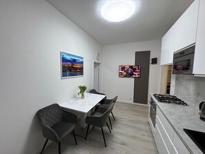 電子レンジ、オーブン、食器洗い機、調理器具と食器