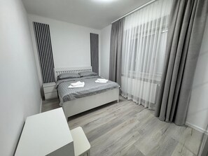 2 室のベッドルーム、アイロン / アイロン台、WiFi、ベッドシーツ