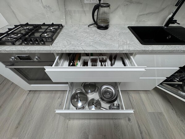 電子レンジ、オーブン、食器洗い機、調理器具と食器