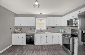 Geladeira, micro-ondas, fogão, cooktop