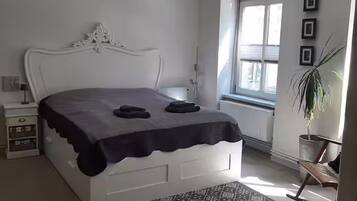 1 slaapkamer, een strijkplank/strijkijzer, reisbedje, gratis wifi