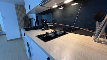 Frigorífic, microones, placa de cuina i cafetera i tetera