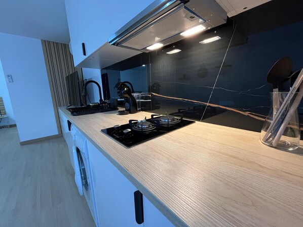 Refrigerador, microondas, parrilla de estufa y cafetera y tetera