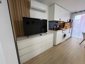 ثلاجة، ميكروويف، موقد طهي مسطح، ماكينة لصنع القهوة/الشاي