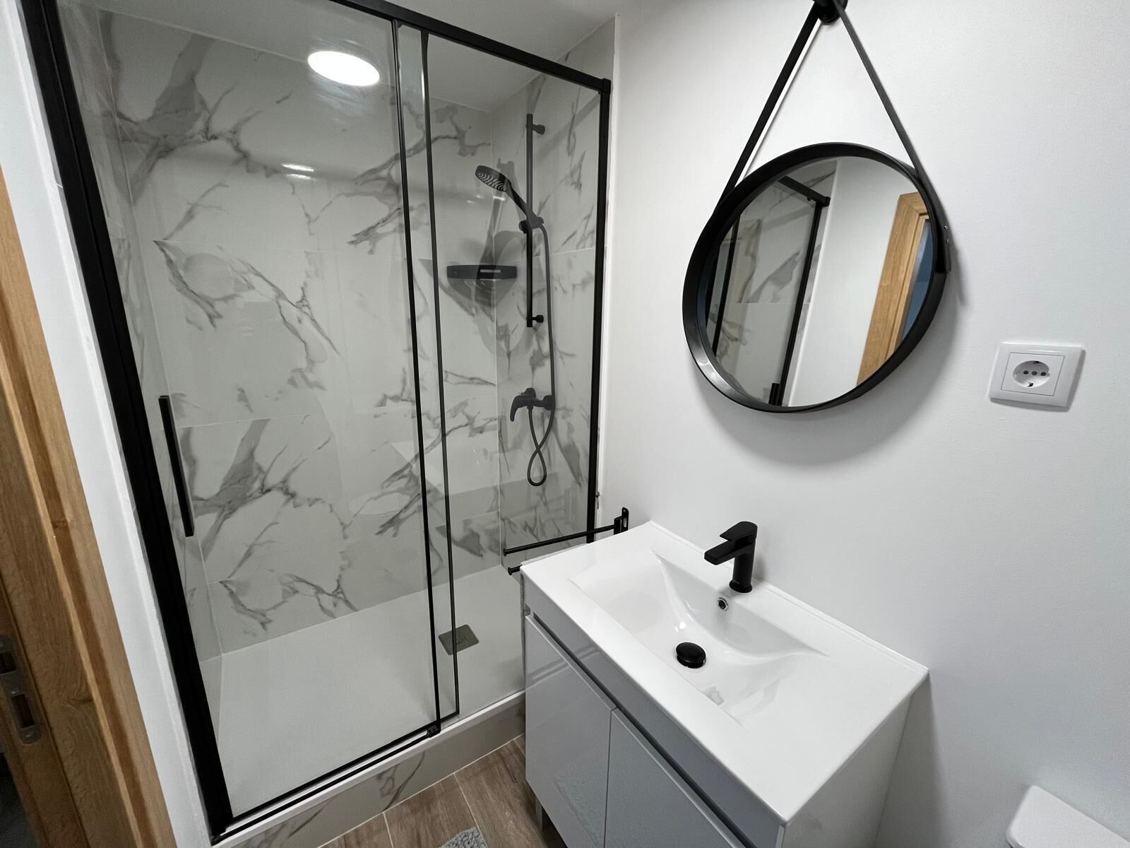 Serviettes fournies, savon, shampoing, papier toilette
