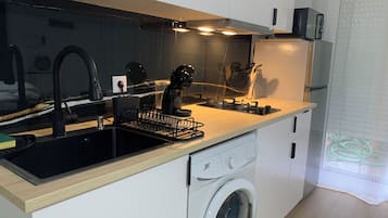 Køleskab, mikrobølgeovn, kogeplade, kaffe-/temaskine