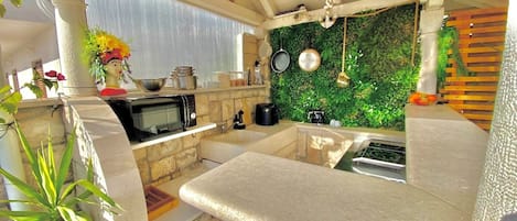 ثلاجة، ميكروويف، موقد طهي مسطح، ماكينة لصنع القهوة/الشاي