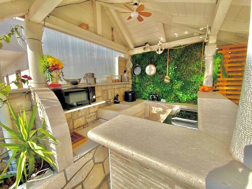 Exclusive Studio with Breakfast included + Private Jacuzzi & Outdoor Kitchen