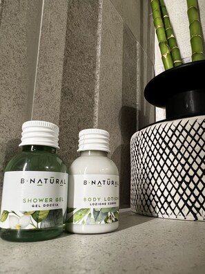 Een douche, een haardroger, handdoeken, zeep