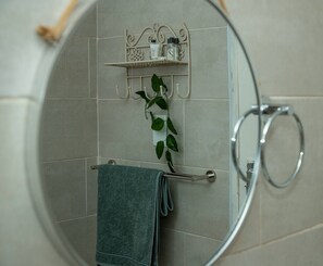 Regadera, secadora de cabello, toallas, jabón 
