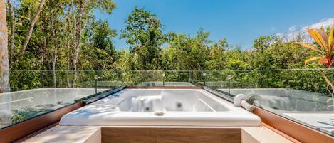 Outdoor spa tub