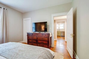 3 bedrooms, iron/ironing board, travel crib, free WiFi