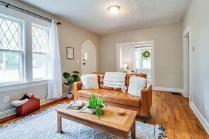 Smart TV, fireplace - GUEST FAVORITE 3-bed stone cottage home in Murfreesboro close to Nashville (Murfreesboro)