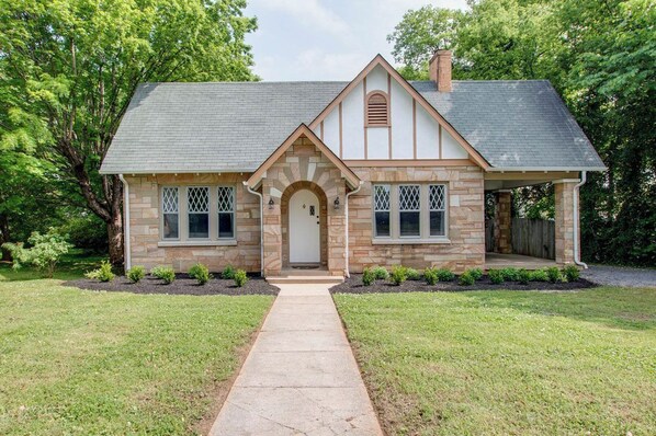 Exterior - GUEST FAVORITE 3-bed stone cottage home in Murfreesboro close to Nashville (Murfreesboro)