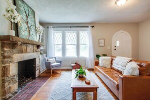 Smart TV, fireplace - GUEST FAVORITE 3-bed stone cottage home in Murfreesboro close to Nashville (Murfreesboro)