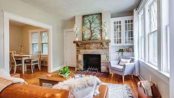 Een smart-tv en een open haard