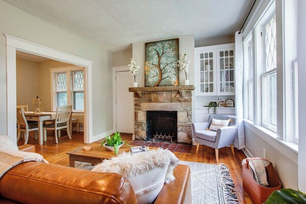 Smart TV, fireplace - GUEST FAVORITE 3-bed stone cottage home in Murfreesboro close to Nashville (Murfreesboro)