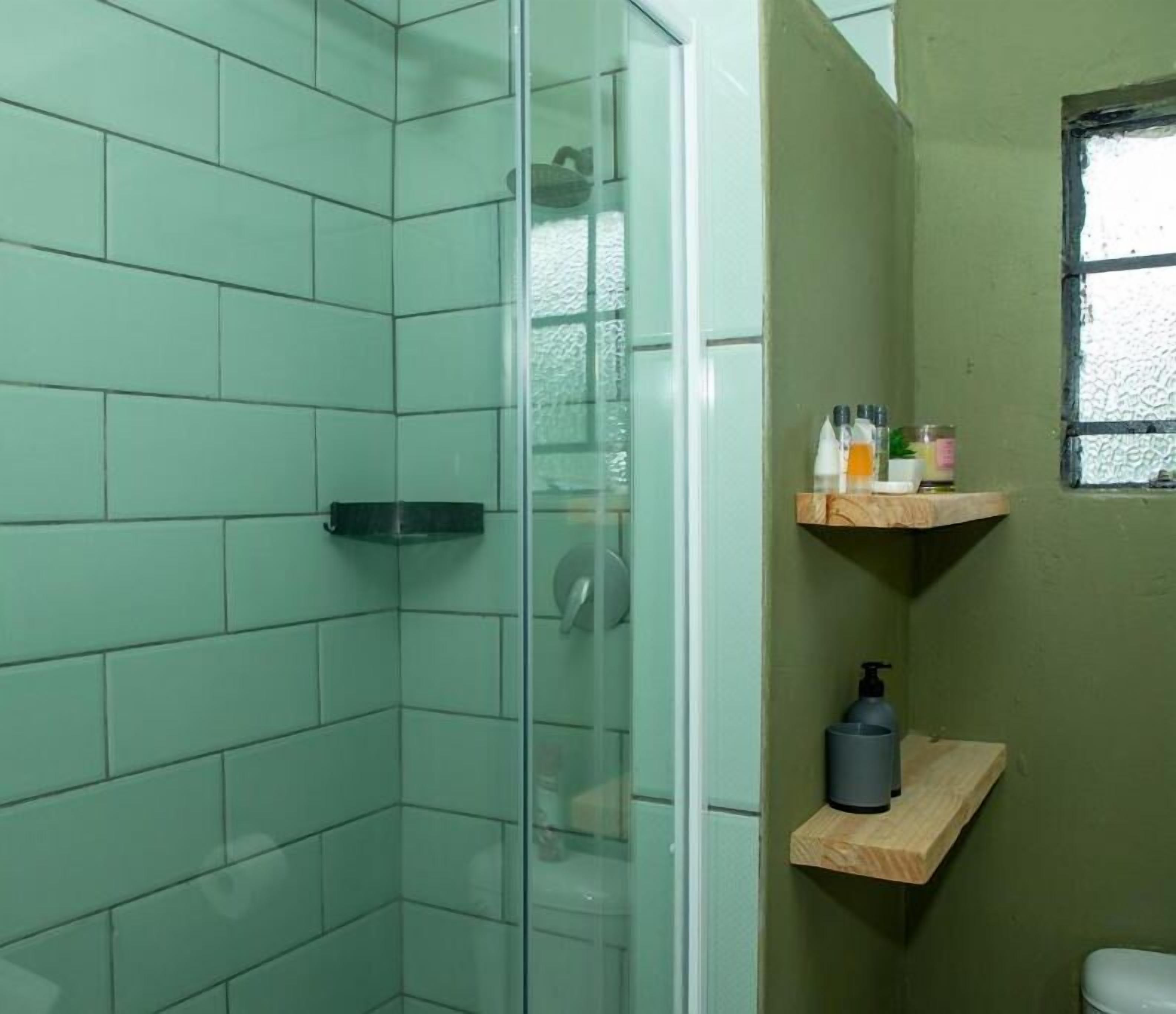 Douche, articles de toilette gratuits, sèche-cheveux