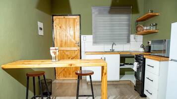 Réfrigérateur, four, plaque de cuisson, bouilloire électrique