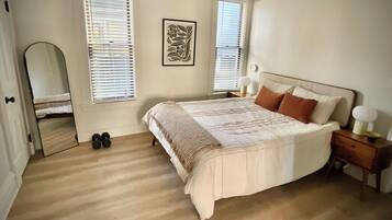1 chambre, bureau, fer et planche à repasser, lit de bébé portatif