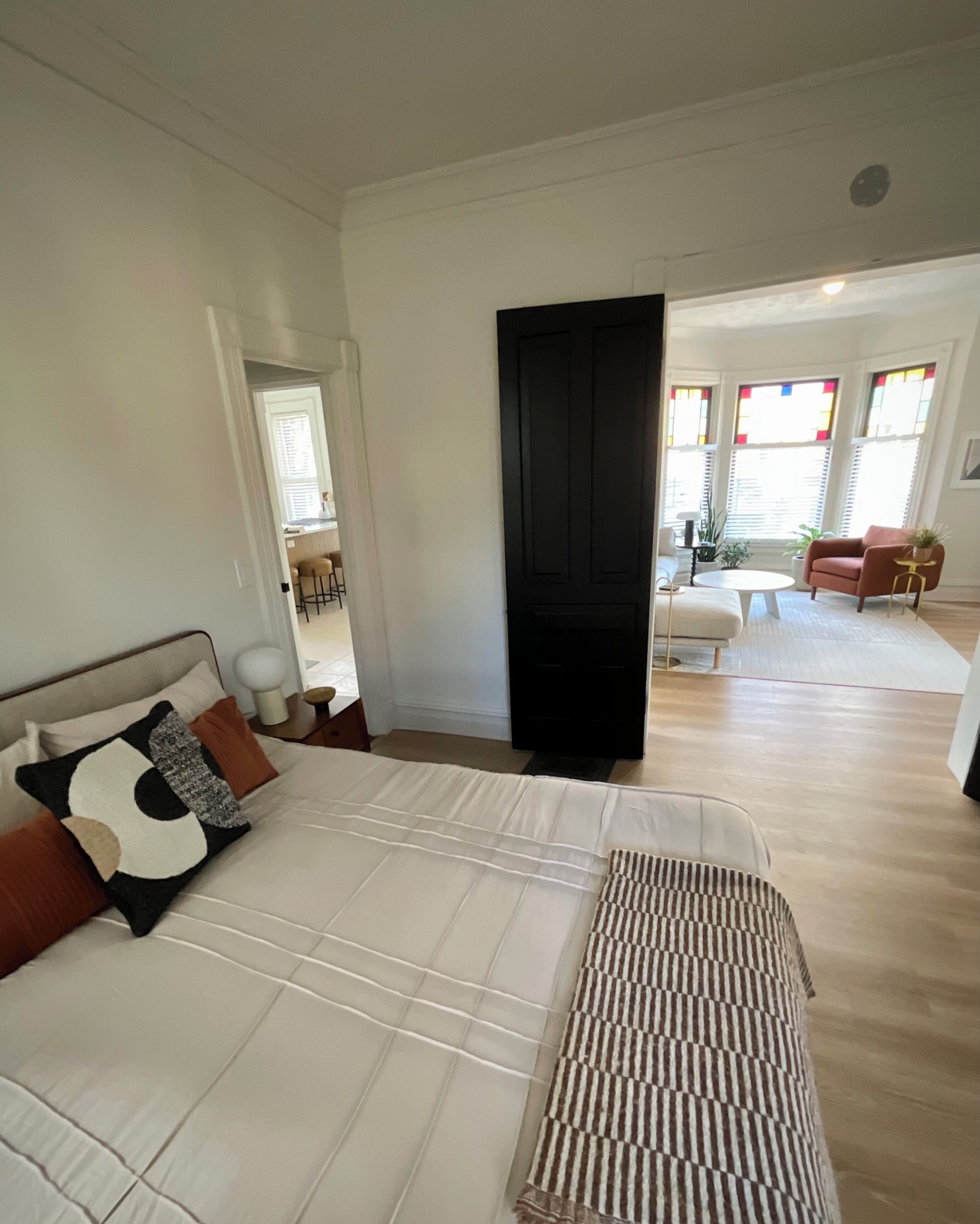 1 soverom, skrivebord, strykejern/-brett og reiseseng for barn