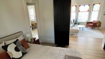 1 soverom, skrivebord, strykejern/-brett og reiseseng for barn