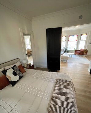 1 Schlafzimmer, Schreibtisch, Bügeleisen/Bügelbrett, Reisekinderbett