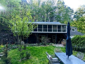 Outdoor dining - Spacious Pawtuckaway Getaway (Nottingham)