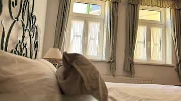 Basic-Doppelzimmer, 1 Schlafzimmer, Nichtraucher, Stadtblick | Individuell dekoriert, individuell eingerichtet, Schreibtisch