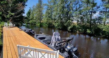 Ferienhaus direkt am Wasser.
Boot und SUP Verleih