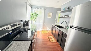 Microwave, oven, stovetop - Charming Home, Near cheese cake factory Business WIFI in the Kettering area. (Kettering)