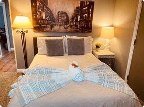 2 bedrooms, iron/ironing board, WiFi, bed sheets - Charming Home, Near cheese cake factory Business WIFI in the Kettering area. (Kettering)