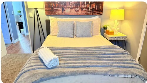 Charming Home, Near cheese cake factory Business WIFI in the Kettering area.