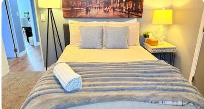 Charming Home, Near cheese cake factory Business WIFI in the Kettering area.