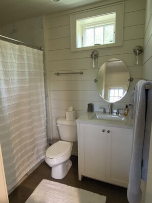 Ducha, secador de pelo, toallas, jabón